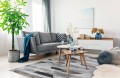 dywan-nowoczesny-dean-szary-aranazacja-w-salonie-na-jasnej-podlodze-z-jasna-sofa-i-stolikami-kawowymi.webp