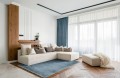 dywan-vintage-marylou-szary-w-aranzacji-w-salonie-z-sofa-kolorze-kremowym-jasna-podloga-jantmi-scianami-duzym-oknem-z-bialymi-firanami.webp