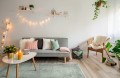 dywan-vintage-marylou-zielony-aranzacja--w-salonie-na-jasnej-podlodze-z-jasnymi-scianami-stolikiem-na-srodku-oraz-jasna-sofa.webp