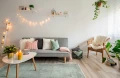 dywan-vintage-marylou-zielony-aranzacja--w-salonie-na-jasnej-podlodze-z-jasnymi-scianami-stolikiem-na-srodku-oraz-jasna-sofa.webp