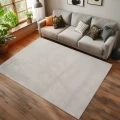 dywan-nowoczesny-helix jednobarwny-kremowy-arnzacja-na-ciemnej-podlodze-z-jasna-sofa.jpg