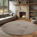 dywan-nowoczesny-3d-helix-jednobarwny-bezowy-geometria-aranzacja-z-kominkiem-i-jasna-sofa-na-ciemnej-podlodze.jpg