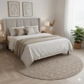 dywan-nowoczesny-3d-helix-boho-bezowy-kolo-w-sypialni-z-jana-podloga-lozkiem-z-narzuta-z-oknem-w-tle.jpg