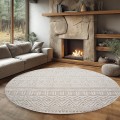 dywan-nowoczesny-3d-helix-boho-kremowy-aranzacja-w-salonie-z-sofa-i-kominkiem-na-ciemnej-podlodze-z-oknem-w-tle.jpg