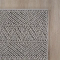 dywan-nowoczesny-3d-helix-boho-szary-zblizenie-rogu-dywanu-z-widocznym-obszyciem-obu-bokow.jpg
