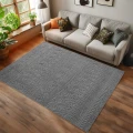 dywan-nowoczesny-3d-helix-boho-szary-aranzacja-w-salonie-z-biala-sofa-na-ciemnej-podlodze.jpg