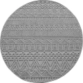 dywan-nowoczesny-3d-helix-boho-szary-aranzacja-w-salonie-z-sofa-i-kominkiem-na-ciemnej-podlodze-z-oknem-w-tle.jpg
