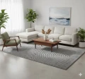 dywan-nowoczesny-art-3d-geometria-szary-aranzacja-na-jasnej-podlodze-z-jasna-sofa-i-oknem-w-tle-stolikiem-kawowym na -srodku-dywanu-i-fotelem.jpg