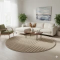 dywan-nowoczesny-art-3d-kwadraty-bezowy-kolo-w salonie-na-jasnej-podlodz-z-jasna-sofa-fotelem-stolikiem-kawowym-na-srodku.jpg