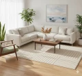 dywan-nowoczesny-art-3d-kwadraty-kremowy-aranzacja-w-salonie-na-jasnej-podlodz-z-ciemna-sofa-fotelem-stolikiem-kawowym-i-oknem-w-tle.jpg