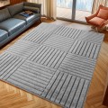 dywan-nowoczesny-art-3d-kwadraty-szary-aranzacja-w-salonie-na-ciemnej-podlodz-z-ciemna-sofa-i-oknem-w-tle.jpg