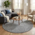 dywan-nowoczesny-art-3d-kwadraty-szary-kolo-aranzacja-w-salonie-na-jasnej-podlodze-z-szara-sofa-jasnym-fotelem.jpg