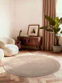 dywan-welniany-kari-kolekcja1812-villeroy&boch-bezowy-kolo-aranzacja-w-salonie-z-jasna-sofa.png
