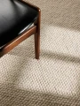 dywan-wełniany-richmond--ted-baker-kremowy-aranżacja-w-salonie-na-kremowym-tle-z sofą- i-fotelami-rozmiar-200cmx300cm.jpg
