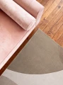 dywan-wełniany-hackney-ted-baker-beżow-szary-aranżacja-rózowa-sofa-zbliżenie.jpg