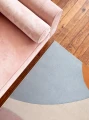 dywan-wełniany-hackney-ted-baker-kolorowy-aranżacja-rózowa-sofa-zbliżenie.jpg