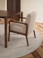 dywan-wełniany-greenwich-ted-baker-kremowy-koło-zbliżenie-ciemna-podłoga-stól-fotel.jpg