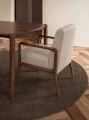 dywan-wełniany-greenwich-ted-baker-brązowy-koło-zbliżenie-ciemna-podłoga-stól-fotel.jpg