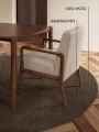 dywan-wełniany-greenwich-ted-baker-brązowy-koło-2-zbliżenie-ciemna-podłoga-stól-fotel.jpg