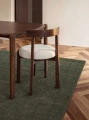 dywan-wełniany-greenwich-ted-baker-zielony-zbliżenie-ciemna-podłoga-stól-krzesło.jpg