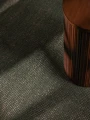 dywan-wełniany-greenwich-ted-baker-zielony-zbliżenie-z-ciemnym-drewnianym-stolikiem.jpg