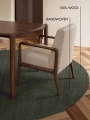 dywan-wełniany-greenwich-ted-baker-zielony-koło-zbliżenie-2-ciemna-podłoga-stól-jasny-fotel.jpg
