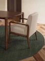 dywan-wełniany-greenwich-ted-baker-zielony-koło-zbliżenie-ciemna-podłoga-stól-jasny-fotel.jpg