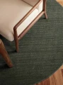 dywan-wełniany-greenwich-ted-baker-zielony-koło-zbliżenie-faktura-z-fotelem.jpg