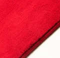 dywan-czerwony-pluszowy-mikrofibra-salon-sypialnia-zbliżenie-obszycia.png